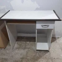 دو عدد میز تحریر و کامپیوتر