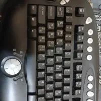 دو نوع کیبورد کامپیوتر و هدست