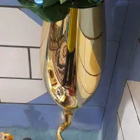 گلدان کنارسالنی همراه با گل