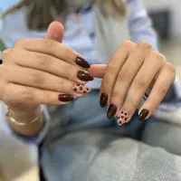 آفر پاییزی کاشت ناخن 500با ژلیش پا رایگان