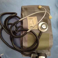 فشارسنج عقربه ای و گوشی پزشکی