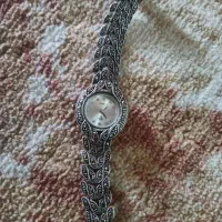 ساعت نقره نونو هنوز باتری انداختم بهش