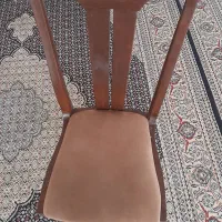 صندلی چوبی ۲دستگاه  دسته گل همراه باگلدان