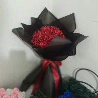 دسته گل رز قرمز