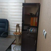 کتابخانه و میز