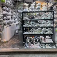 دو فروشنده کفش زنانه پاره وقت