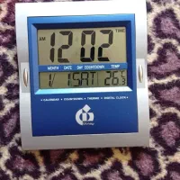 تقویم و ساعت رومیزی