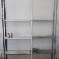 تعدادی قفسه برای مغازه