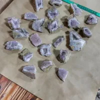 تعدادمحدودی سنگ آمیتیست