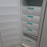 میز و فرش و یخچال