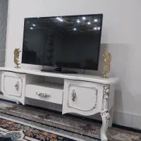 تلوزیون ال‌جی همراه با میز تلوزیون
