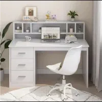 میز تحریر و کامپیوتر
