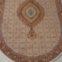 یک عدد فرش کوچک به شکل بیضی