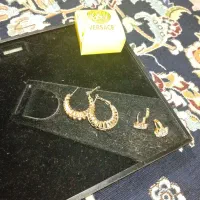 دو جفت گوشواره و یک عدد پلاک حلقه ای