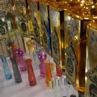 فروشنده ی خانم عطر