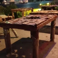میزها از چوب طبیعی درست شده