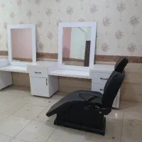 صندلی و آیینه و دکور آرایشگاه