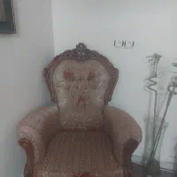 مبل هفت نفره وجلو مبلی ۱عدد ۳نفره.  ۴عدد تک نفره