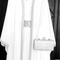 لباس مجلسی سفید با کیف و کفش نقره‌ای