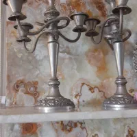 ۲ عدد شمعدانی قدیمی و یک تلویزیون ال سی دی ۴۰ اسنچ