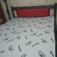 تخت فلزی دونفره همراه با تشک فنری در حد نو|تخت و سرویس خواب|همدان, |دیوار