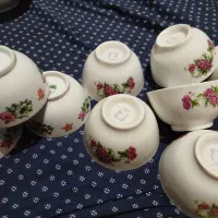 چینی گل قرمز وگل میخک وچند سرویس چینی مقصود وغیره