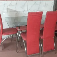 میز غذا خوری شش نفره سالم شیشه ای وچهار عدد صندلی