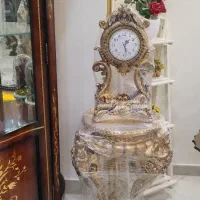 میز و ساعت کنارسالنی