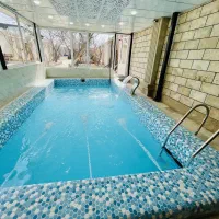 اجاره-ویلا-تمیز-با-استخر-آبگرم-فول-در-خوشنام