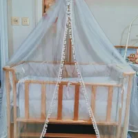 تخت کنار مادر گهواره نوزاد