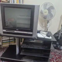 میز تلویزیون و تلویزیون