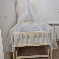 تخت کنار مادر