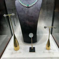 فروشنده خانم گالری طلا جواهر