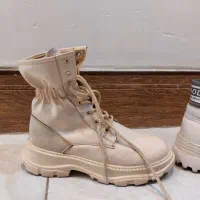 کفش در حد نو فقط یک بار پوشیده شده