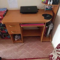 میز کامپیوتر تمیز و شیک