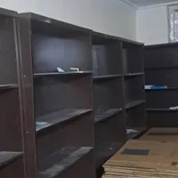 قفسه و میز چوبی