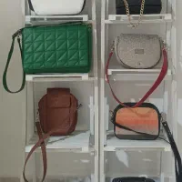 سمت چپ هر کدام دویست و سمت راست هر کدام صد