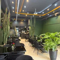 باریستا صندق دار و سری زن وسط کار