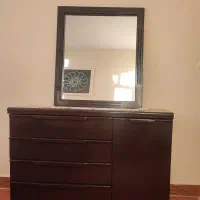 دراور چوبی با آینه بزرگ و تمیز