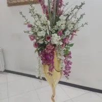 گلدان همراه با گل های مصنوعی