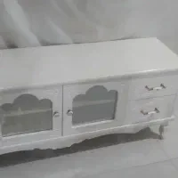 زیر تلویزیون سفید