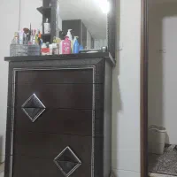 دراور همراه با آینه و دکور داخل