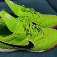 کتانی و کفش فوتسال