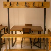 میز غذا خوری. و رگال لباس و جاکفشی