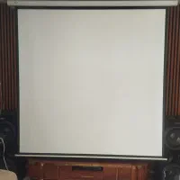 پرده نمایش برقی اسکوپ ۲ در ۳  کنترل دار در حد نو