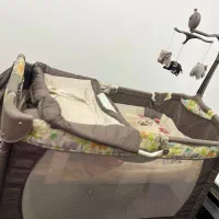 تخت کنار مادر