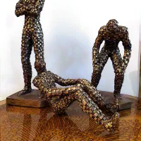 مجسمه ۳ تایی مردان اهنین