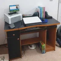 میز اداری و کامپیوتر