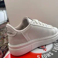 کفش سفید|کیف، کفش، کمربند|خوی, |دیوار