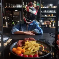 باریستا و ویتر کافه خانوم